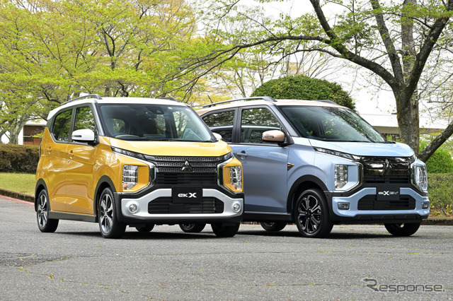 三菱 eKクロスEV（右）とeKクロス（左）
