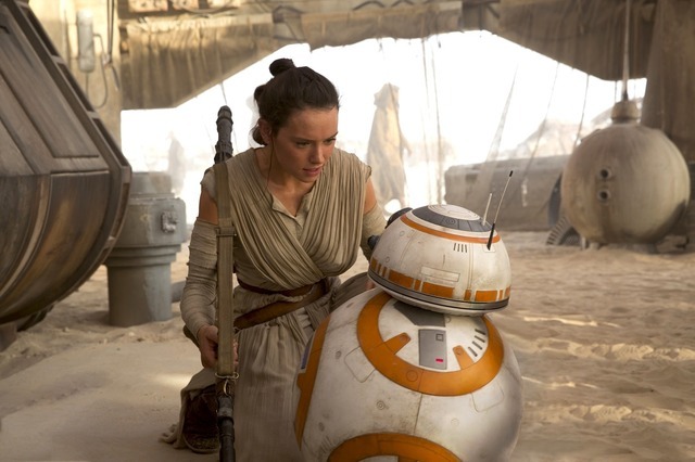 BB-8＆レイ／『スター・ウォーズ／フォースの覚醒』- (C) 2015Lucasfilm-Ltd.-&-TM