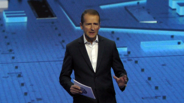 プレゼンテーションに立ったのはVW 乗用車ブランドの取締役会会長 ヘルベルト・ディース博士