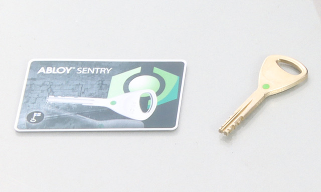 ABLOY社製キーシリンダーを採用しているロックにはキーナンバーを記載したカードが付属しています。スペアーキーのご注文にはカードの複写（コピー）が必要です