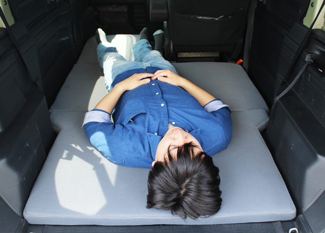 簡単設置！ 寝心地バツグンの「N-VAN専用車中泊マット」がクラファンで先行発売開始