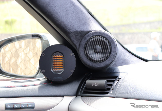 「サブウーファー」の音をトランクスルーを経由して車室内に届けているオーディオカーの一例（製作ショップ：アミューズ＜広島県＞）。