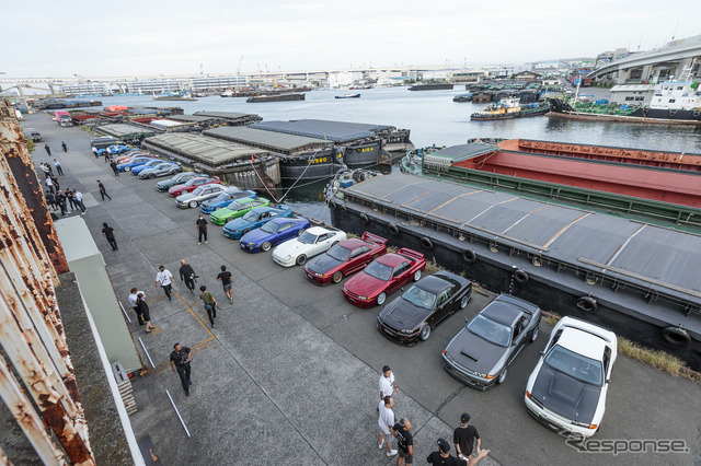 会場前に並んだ日本車のチューニングカー