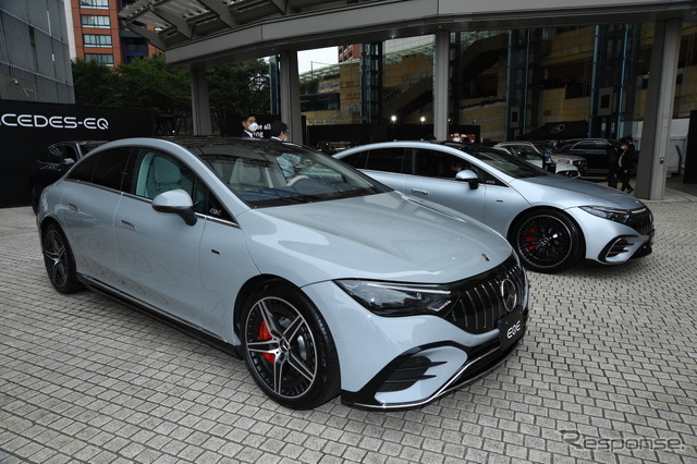 メルセデスベンツ EQE（手前）とEQS（奥）