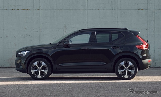 ボルボ XC40 アルティメット B4 AWD ダークエディション