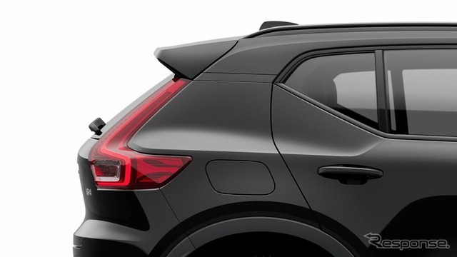 ボルボ XC40 アルティメット B4 AWD ダークエディション