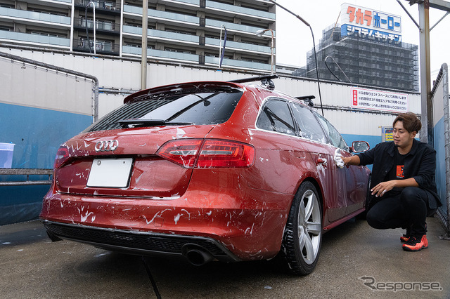 泡が乾かないように手早く洗車を行う土屋さん。その手さばきはかなり手慣れている