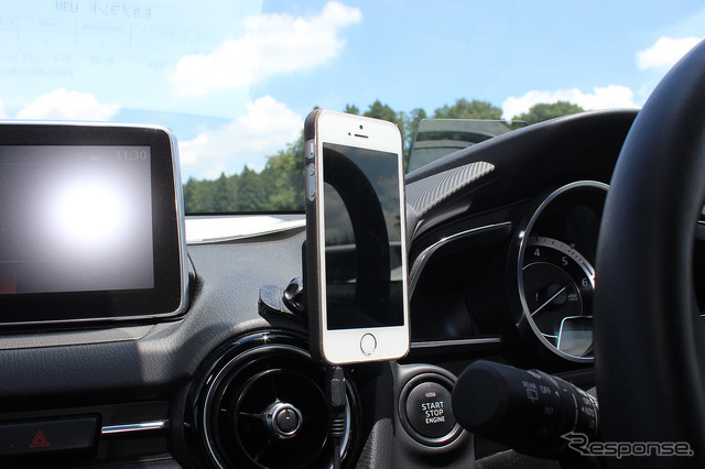 スマホを車内で活用している一例。