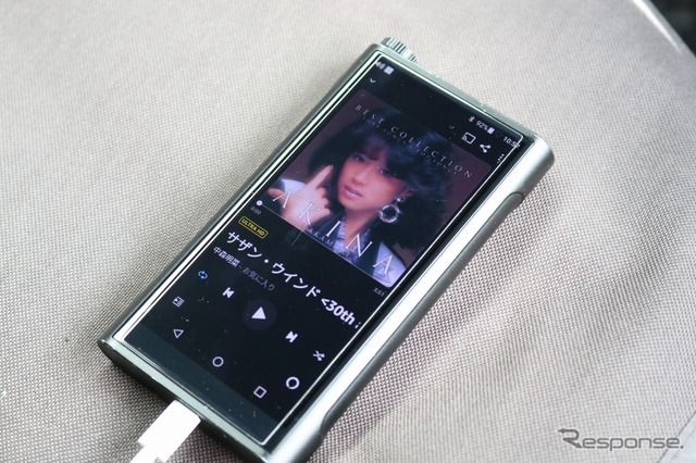 オーディオプレイヤーにはFiio M15を用いる。月井さんが愛する'80年代～'90年代の女性ボーカルが数多く収録されている。