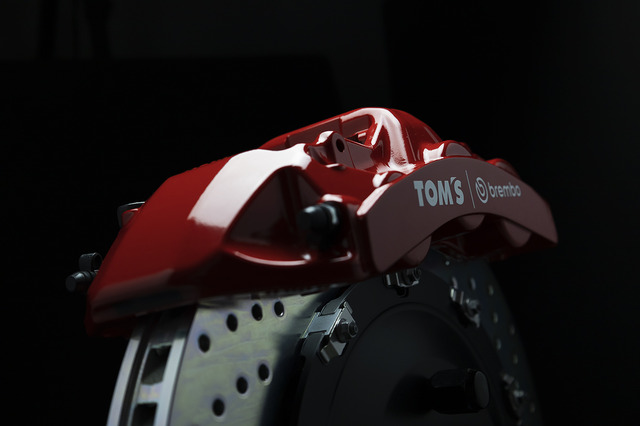 TOM'Sから「TOM'S ✕ brembo」のWネームを冠したブレンボ社との初コラボによる究極のブレーキキットが新発売