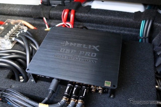 プロセッサーにはヘリックスの定番モデルであるDSP PRO MK2を採用。ケーブル類は最短距離でアンプと接続できる構造。