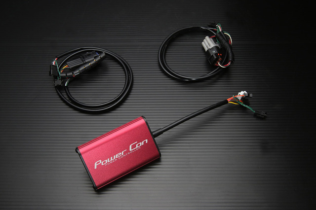 Power Con： パワーユニット、車種別専用ハーネス（写真は一例です。ハーネスの数は車種により異なります）
