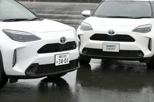 ヤリスクロス GR SPORT（左）とノーマルのヤリスクロス（右）