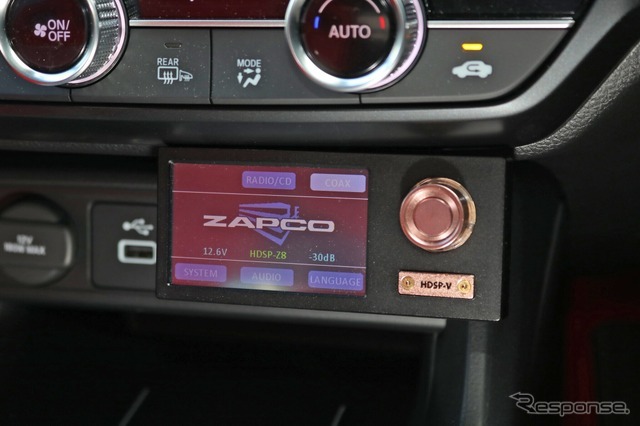 ザプコのDSPは音楽プレイヤーも内蔵しているので、各種のセレクトや操作は液晶画面付きの操作部を使って行う。