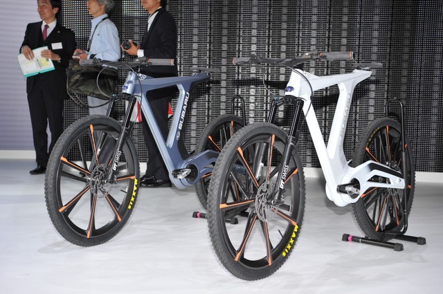 ヴィジブに積車し、出先でサイクルを楽しむ 専用設計自転車（東京モーターショー15）
