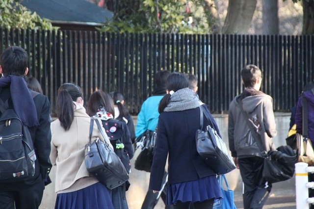 試験会場へ向かう受験生　駅前バスロータリーで友達と待ち合わせる姿も見られた