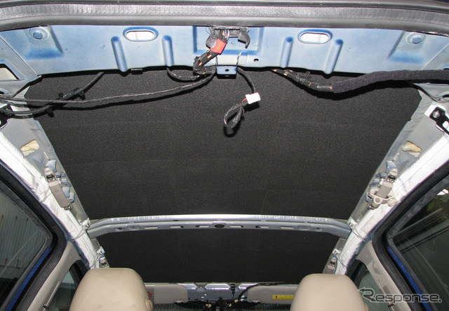 天井への「車内静音化」の施工例（フェリソニ・V-1）。