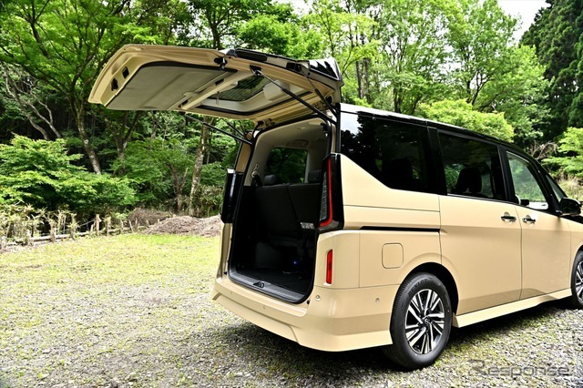 日産 セレナ e-POWER ハイウェイスターV（ボディカラー：利休）
