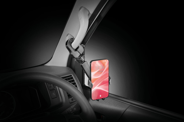 カーメイトから「前方視界基準」に対応した商用車向けアシストグリップ取り付け式のスマートフォンホルダー2タイプが新発売