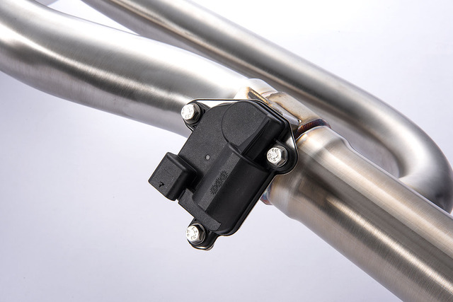 VIITS アバルト595用マフラー向けに専用開発されたバルブユニットによ り、排気ラインの切り替えを行う。