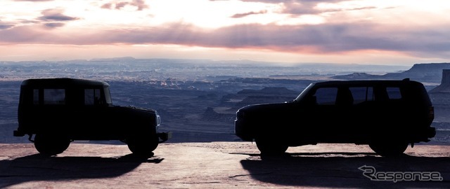 トヨタの新型SUVのティザー写真（左はランドクルーザー40）