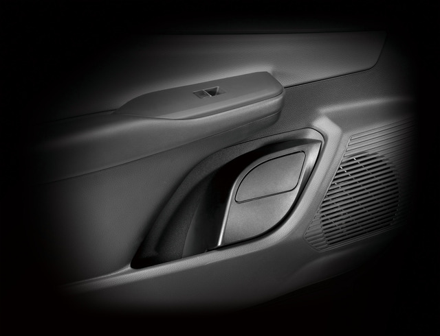新型プリウス（60系）専用設計、カーメイトから車内のデッドスペースを活用したティッシュケースと、捨てやすくゴミが見えない設計のゴミ箱が新発売
