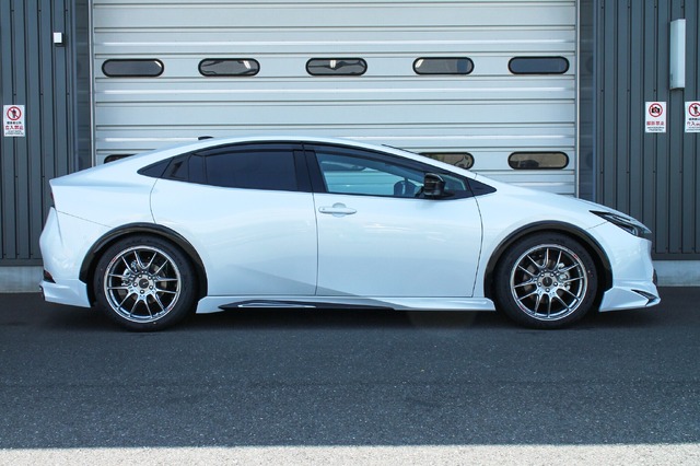 RX1［VSAWA-M1AS3］TOYOTAプリウス（MXWH65）用実装例（Ft: -25mm / Rr: -25mm）