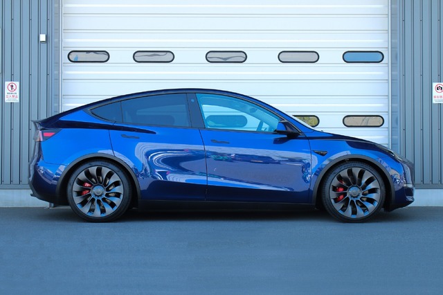 STREET ADVANCE Z［GSAQS-91AA2］TESLA Model Y［PERFORMACNE］用実装例（Ft: -20mm / Rr: -25mm）