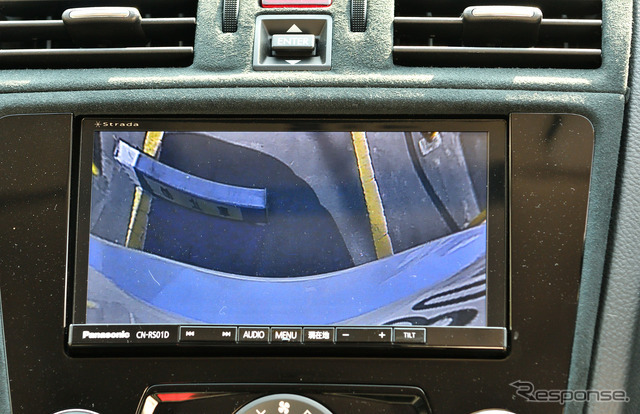 「トップビュー」を使えば後退での駐車時に車止めまでの距離を確認できる。後方に障害物がある場合にも確認できる。