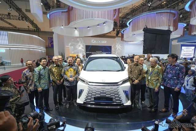 GIIAS2023初日には、アイルランガ・ハルタルト経済担当調整大臣が会場を訪れた