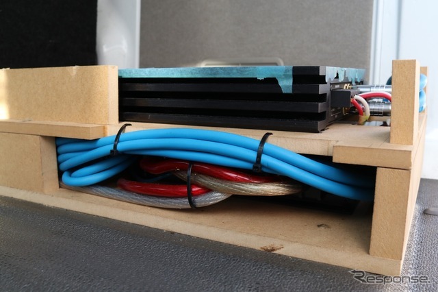 アンプラックのトップパネルを開けると中はこのように2階建ての構造になっている。ここにパワーアンプ、DSPなどが詰め込まれる