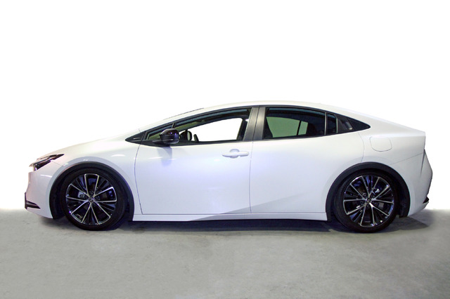 SpecS 車高調キット［01011209133-qq］TOYOTAプリウス（MXWH60）用実装例（ダウン量：フロント -56mm～+11mm／リア -40mm～+11mm）