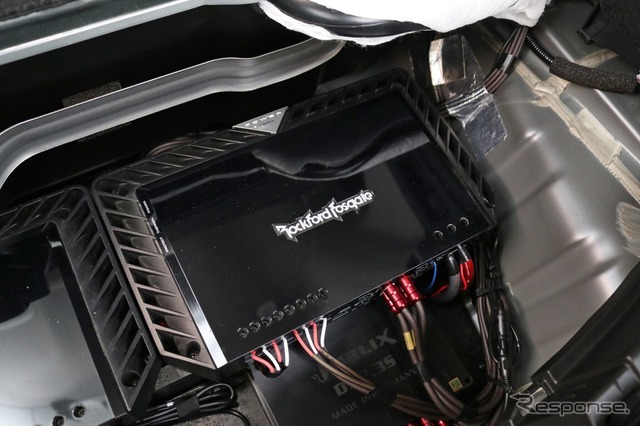 パワーアンプにはロックフォードのT400-4を2台チョイス。フロント3ウェイ＋サブウーファーをパワフルにドライブする。