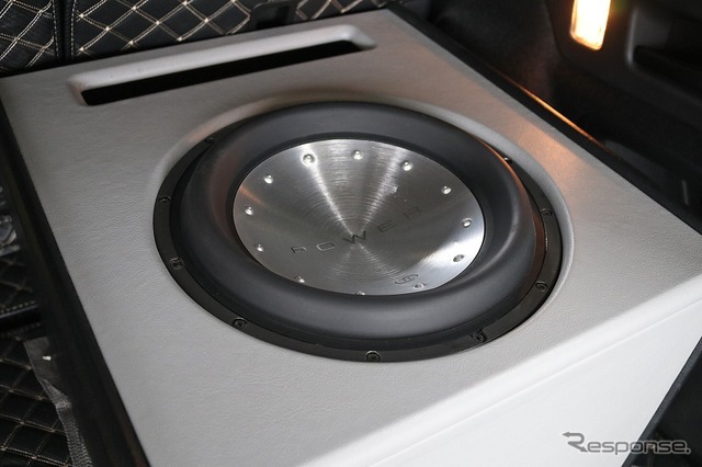 サブウーファーはユニットにロックフォードのT1D12をチョイス。バスレフボックスを組み豊かな低音を響かせる。