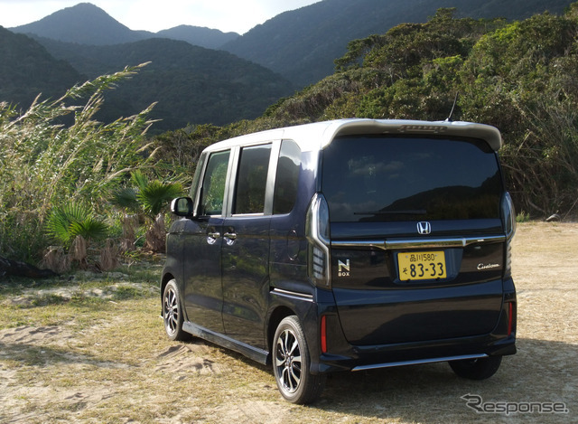 第2世代 ホンダ N-BOXカスタムのリアビュー。
