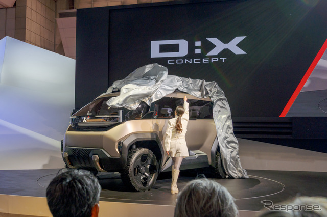 未来の『デリカ』をイメージした電動クロスオーバーMPV『Mitsubishi D:X Concept』が世界初披露となりアンベールされた。