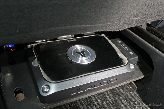 シート下にシンプルに取り付けられているのはJLオーディオのDSP内蔵のパワーアンプであるＶＸ600/6i。