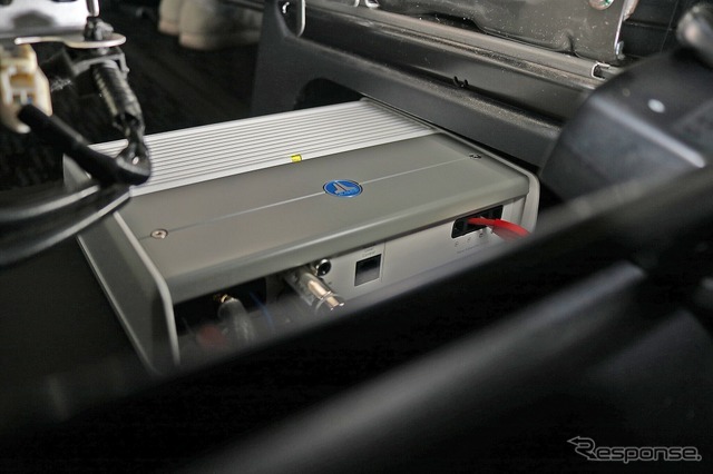 こちらもシート下を利用してインストールしているサブウーファー用のパワーアンプであるJLオーディオのM600/1。