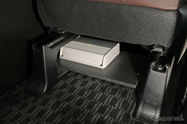 シートを後ろから見るとシート下部にデッドスペースにアンプラックを組んでサブウーファー用のパワーアンプが設置されている。