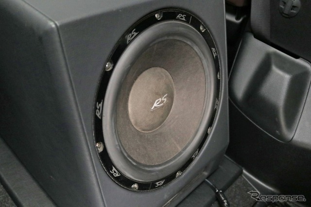 ユニットにはRSオーディオのRS A12DVCを用いる。深みのある低音とフロントスピーカーに合致するスピード感を両立している。