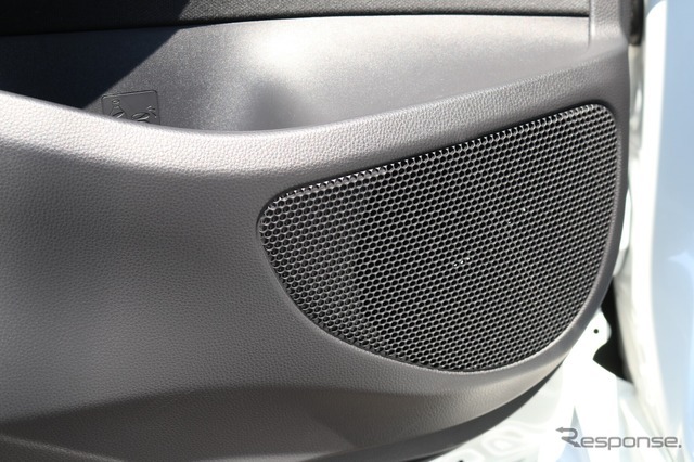 ブルームーンオーディオの2ウェイフロントスピーカーのAX165、ミッドバスはドアの純正位置にインナー取り付けされる。