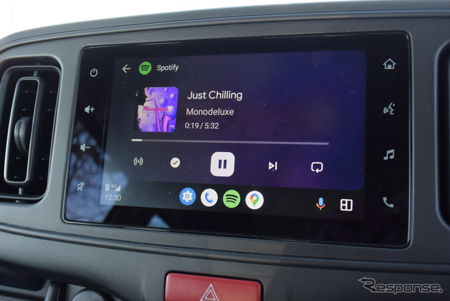 Spotifyを表示させてみた。ディスプレイは結構綺麗だ。