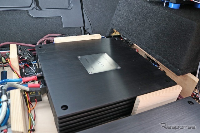 パワーアンプはMX4 PROを2台用いてすべてのスピーカーをドライブする贅沢なシステム。サウンドの統一感も高めた。