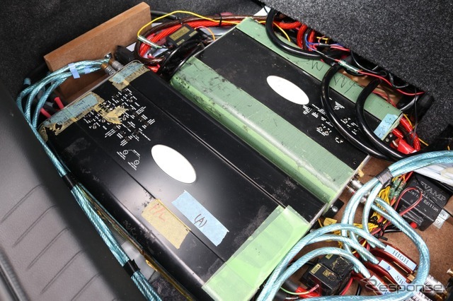 フロントスピーカーを駆動するアークオーディオのパワーアンプ4100SE-Exとサブウーファーをドライブする2075SE-Exが並ぶ。