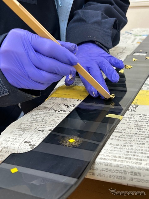 金箔を文様の上に置く