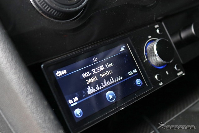 ゴールドホルンのパネルコントローラーをセンタークラスターにインストール。漢字の曲名表示など情報量も豊かな表示部だ。