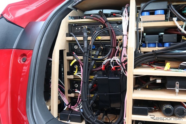 オーディオラックの左側にはパワーアンプがまとめて取り付けられる。複数段の棚にはそれぞれパワーアンプが収められる構造。