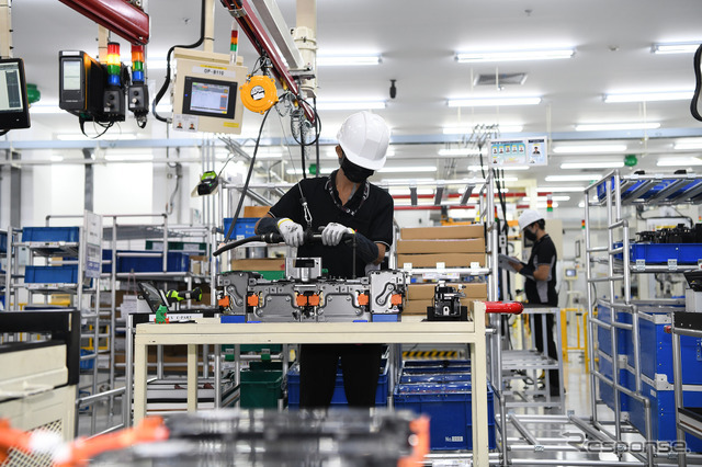 三菱自動車 ラムチャバン工場のクリーンルーム内で組立てられるバッテリー