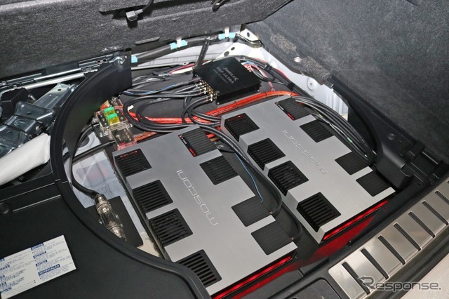 ラゲッジのフロア下にあるスペアタイヤスペースを利用してパワーアンプ×2台、DSPなどをピタリとインストールする。