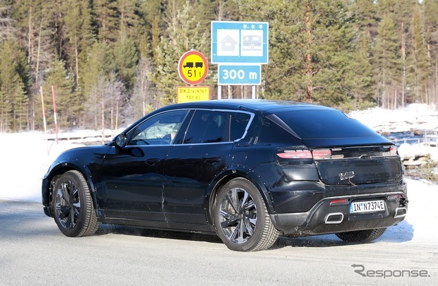 ポルシェ『マカンEV』の姿をしたアウディ 『Q8 e-tron』次期型プロトタイプと思われる車両（スクープ写真）